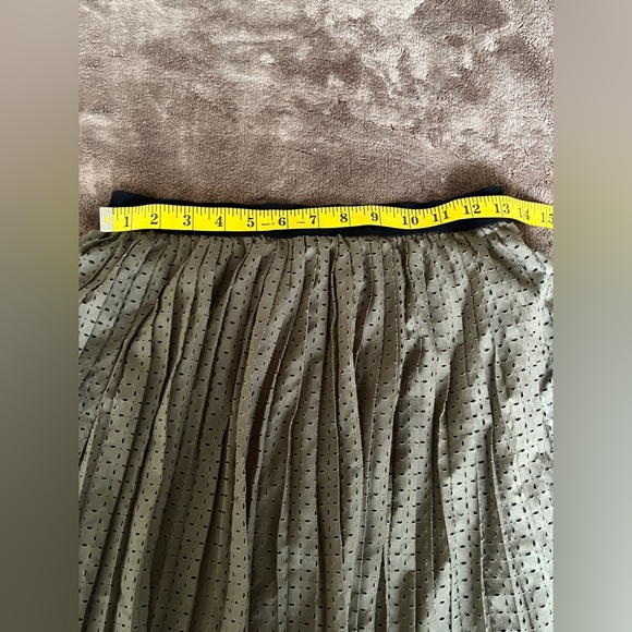 Joe fresh olive eyelet pleated skirt size S - Picture 9 of 10